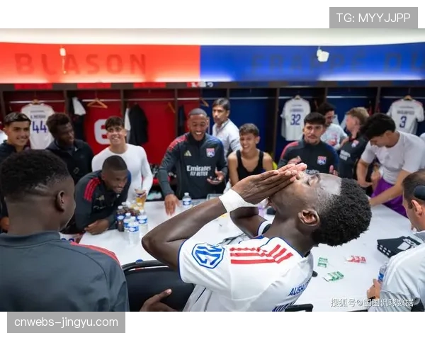 实时：马赛vs雷恩，比赛因球迷向场内投掷烟火中断15分钟